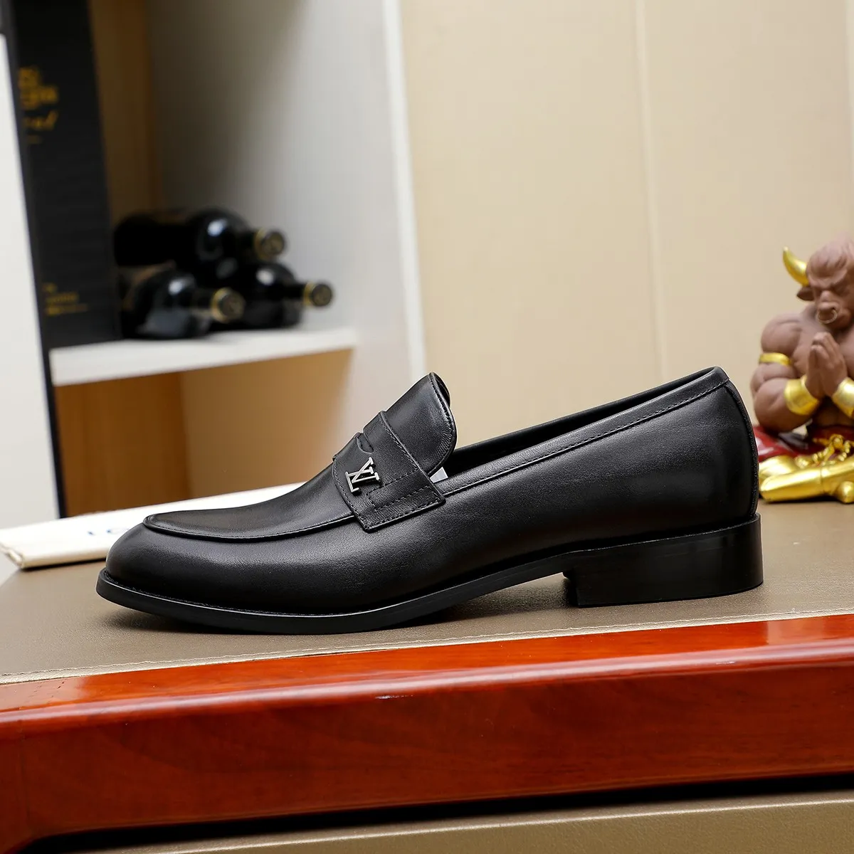 Men's Men's Shoes 💰420 💰[Louis Vuitton] LV high-end business formal leather shoes! ! Luxurious and elegant style, equal emphasis on practicality and style, professional focus on details and quality, counter original 1⃣️: 1⃣️ super accurate reproduction👍🏻! Material: The upper is made of imported original soft 🐂cowhide ➕imported first-layer sheepskin lining. Original anti-slip and wear-resistant outsole! Code number: 39--45, (38.46 custom-made) Large quantities in stock!